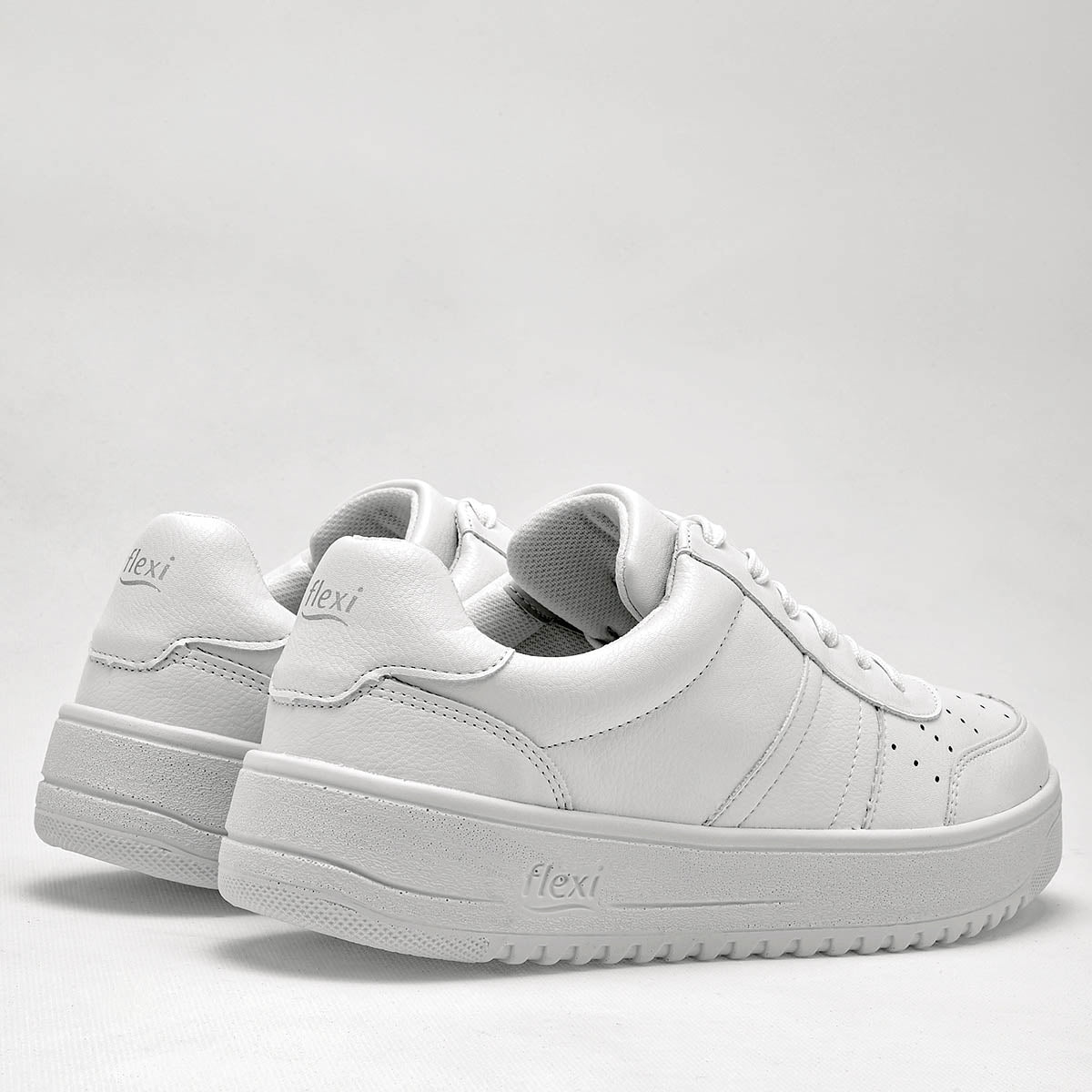 Tenis escolar para joven marca Flexi Blanco cod. 100517