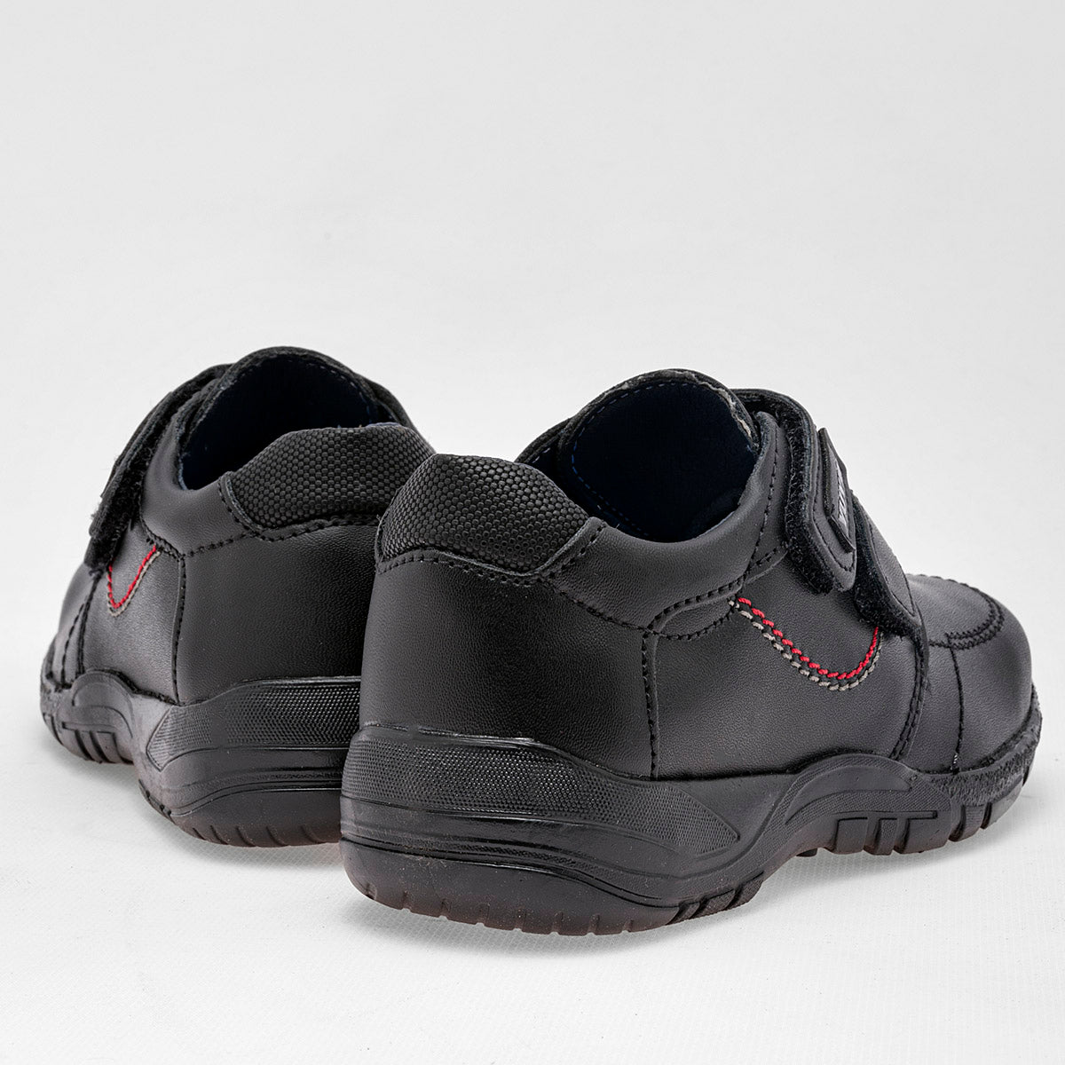 Zapato escolar con velcro para Niño marca Yuyin Negro cod. 111196