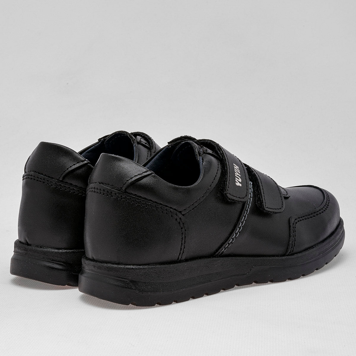 Zapato escolar con velcro para Niño marca Yuyin Negro cod. 111345