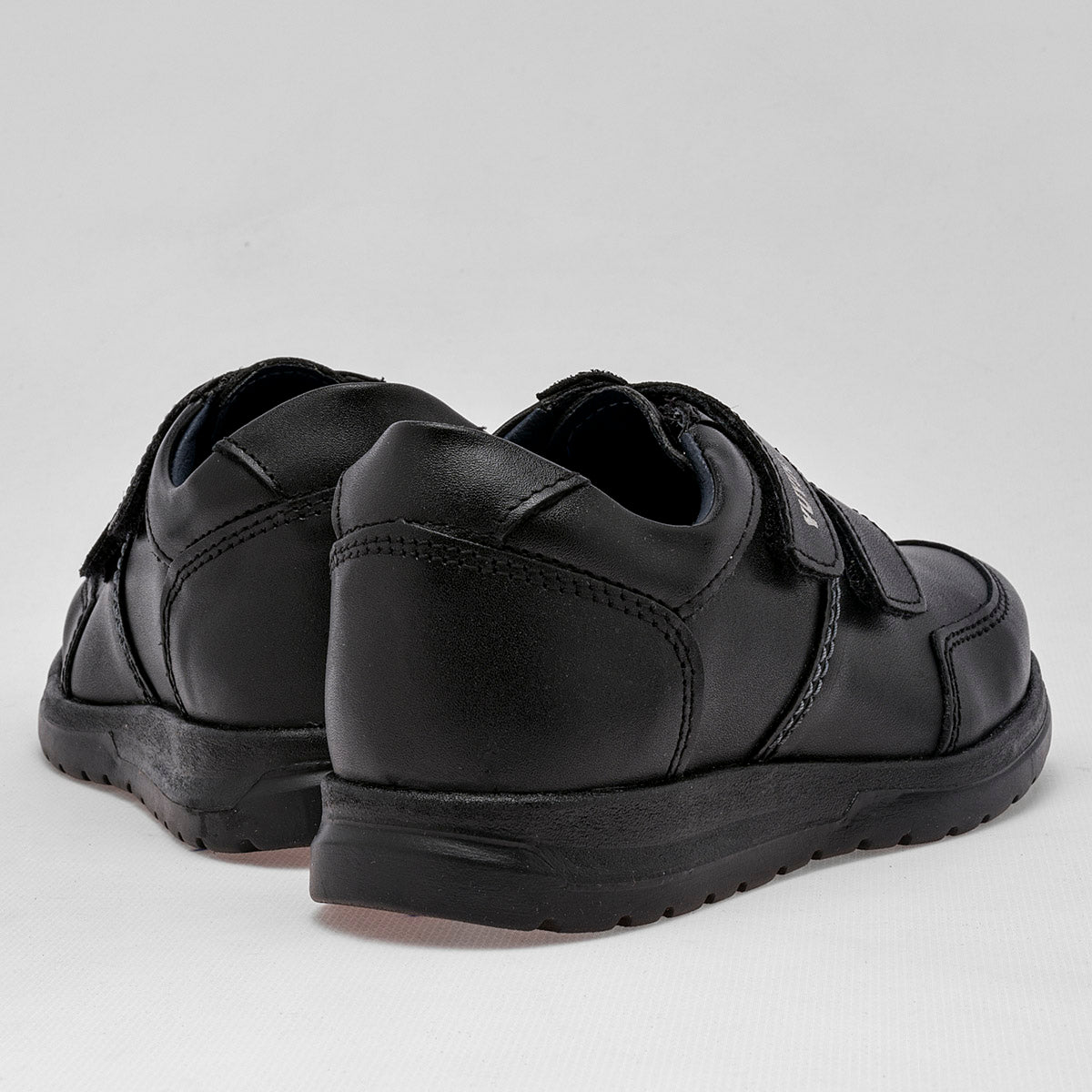 Zapato escolar con velcro para Niño marca Yuyin Negro cod. 111345