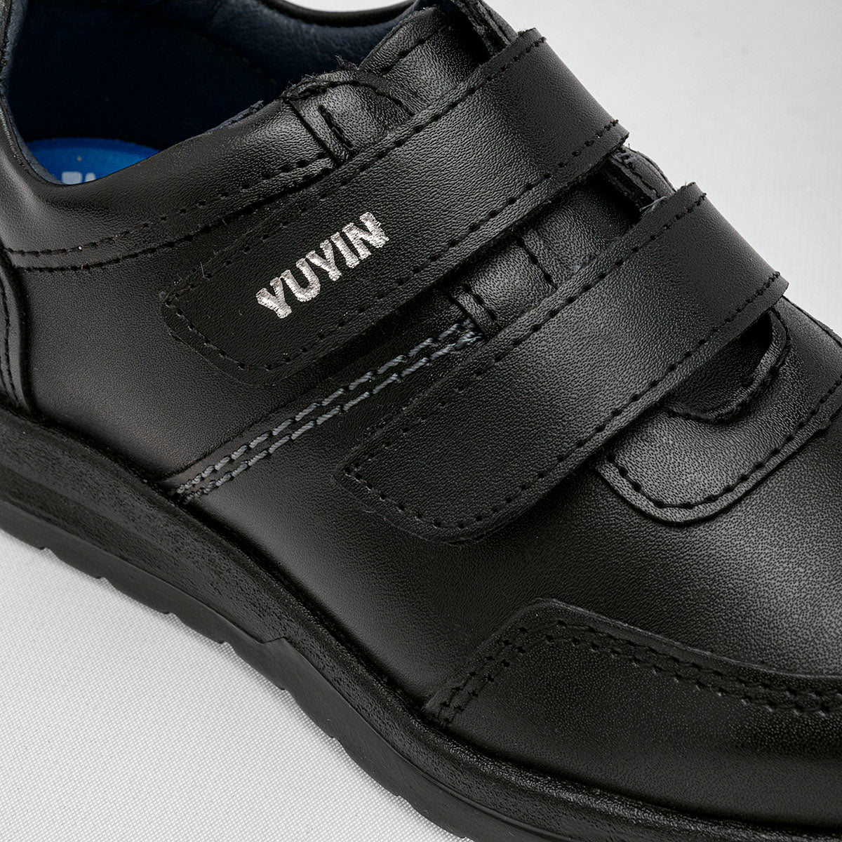 Zapato escolar con velcro para Niño marca Yuyin Negro cod. 111345