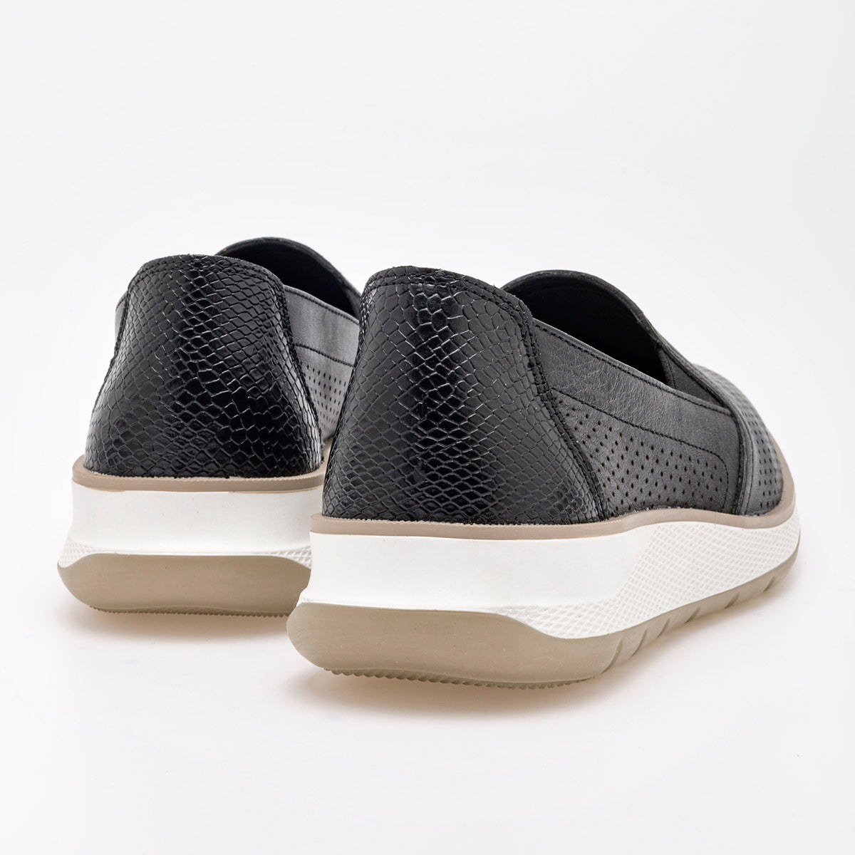 Mocasín casual para mujer marca Flexi Negro cod. 111423