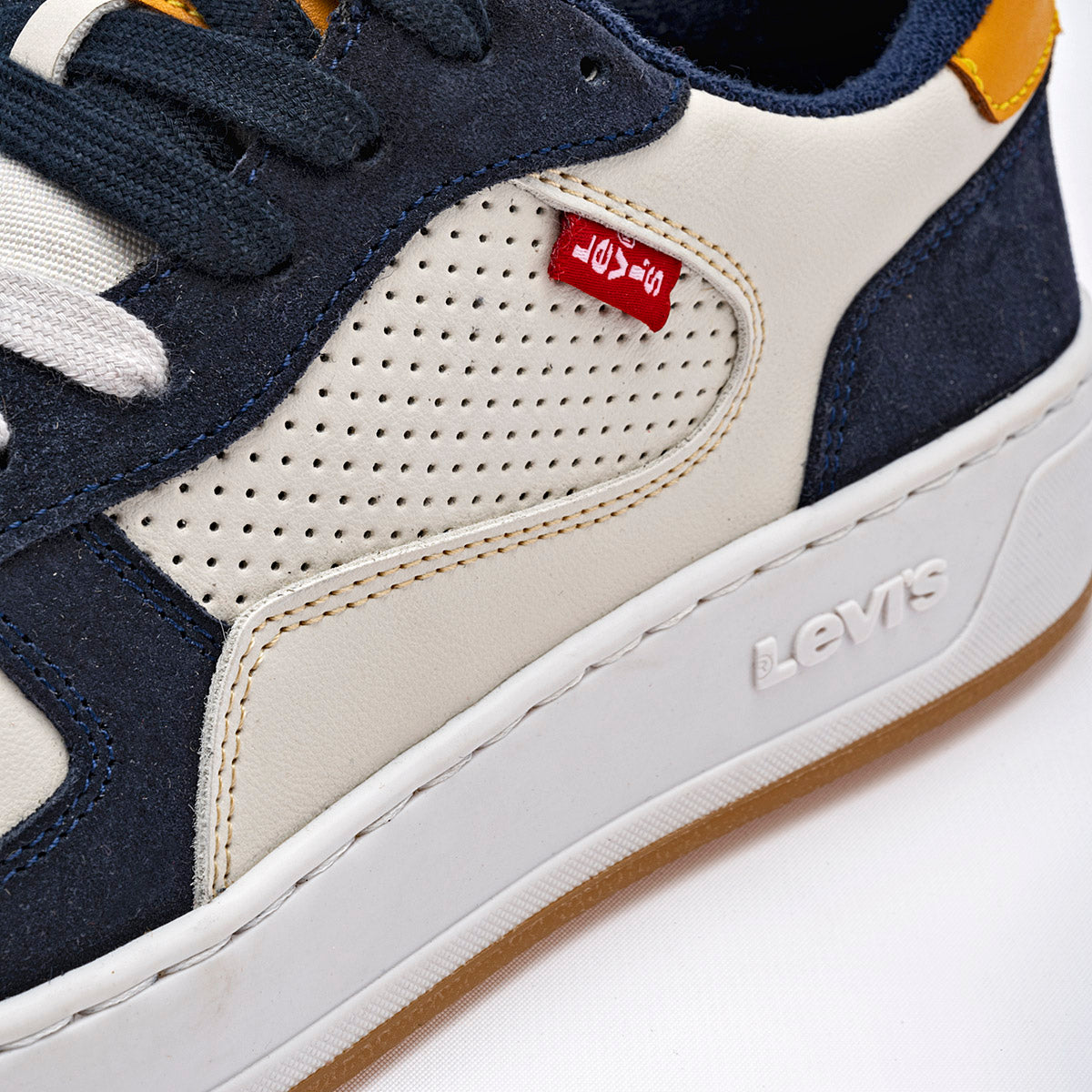 Tenis urbano para hombre marca Levi's Blanco cod. 121320