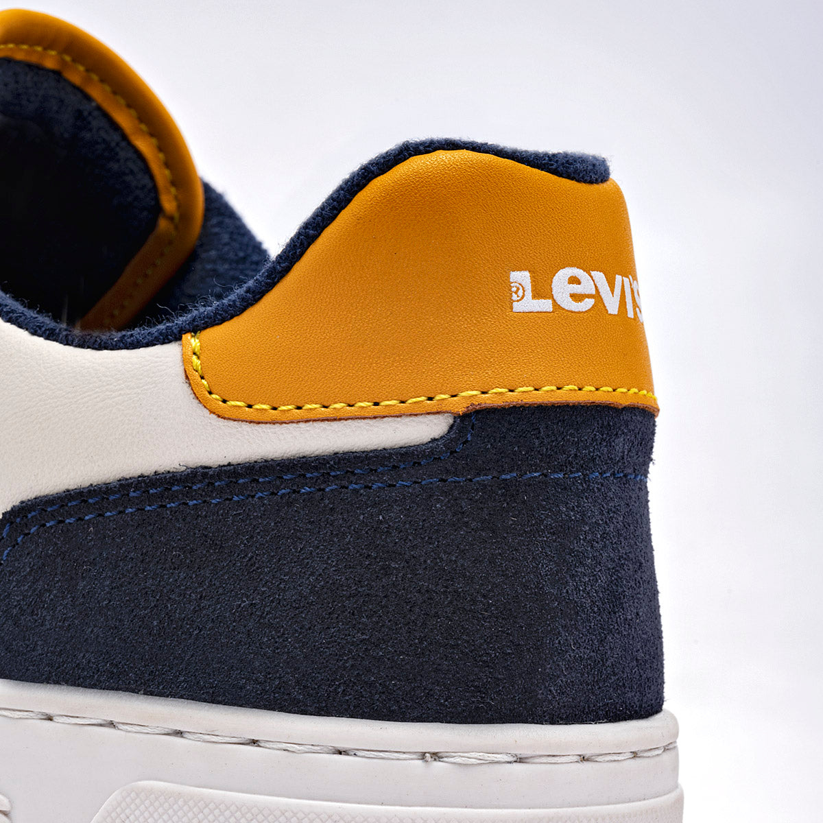 Tenis urbano para hombre marca Levi's Blanco cod. 121320