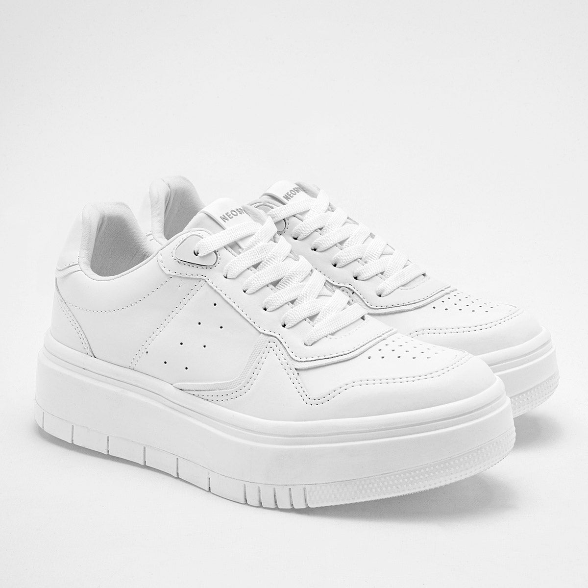 Tenis escolar para joven marca Neosport Blanco cod. 121376