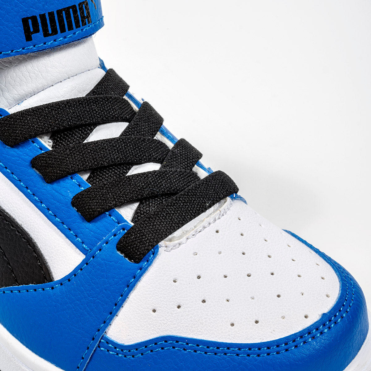 Tenis Puma Rebound v6 Mid AC + PS  para Niño marca Puma Blanco cod. 123353