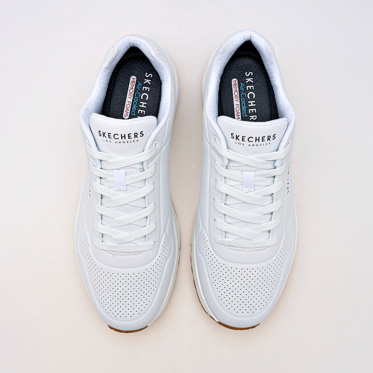 Tenis escolar para joven Uno marca Skechers Blanco cod. 123654