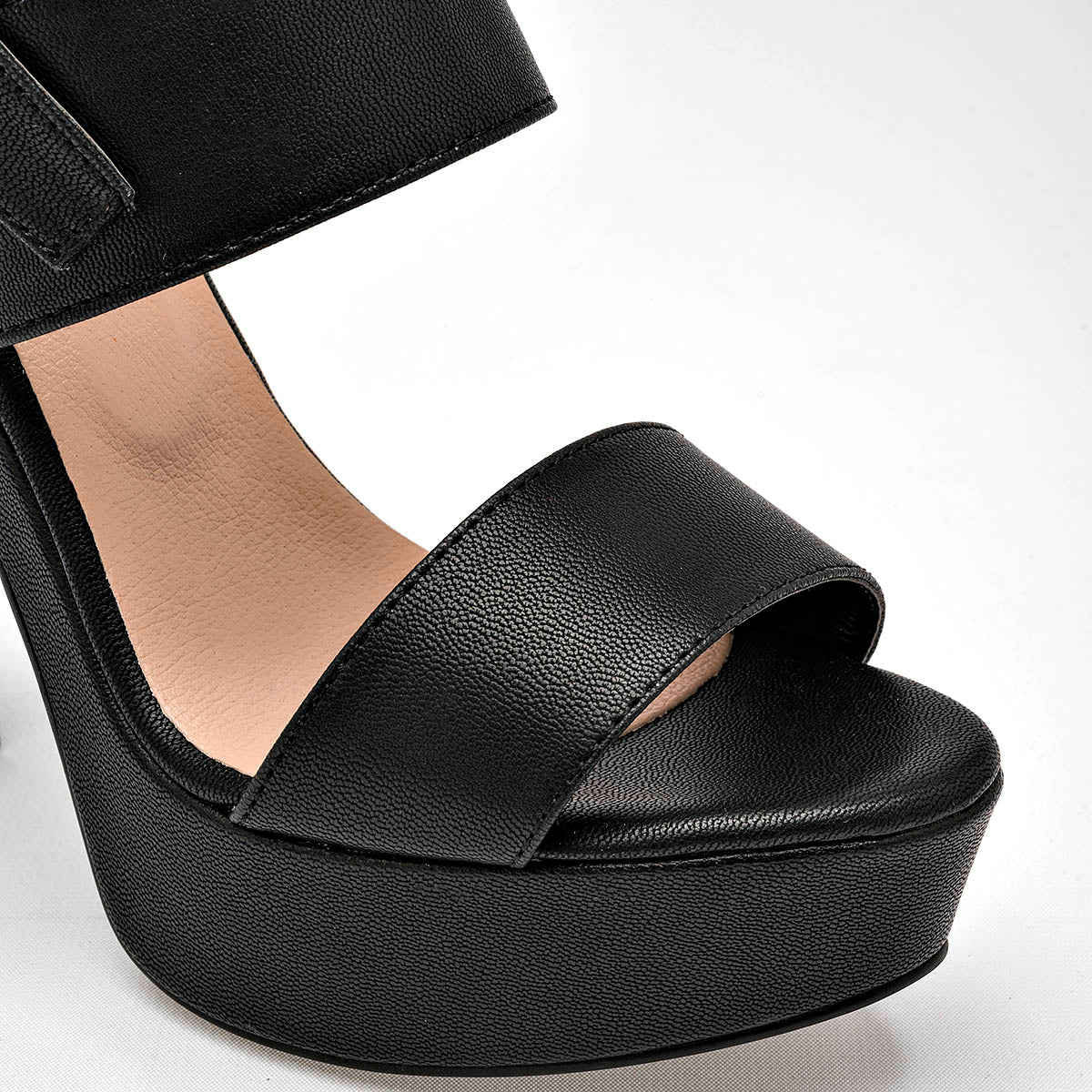 Zapatilla abierta plataforma para mujer marca D'Cristian Negro cod. 125008