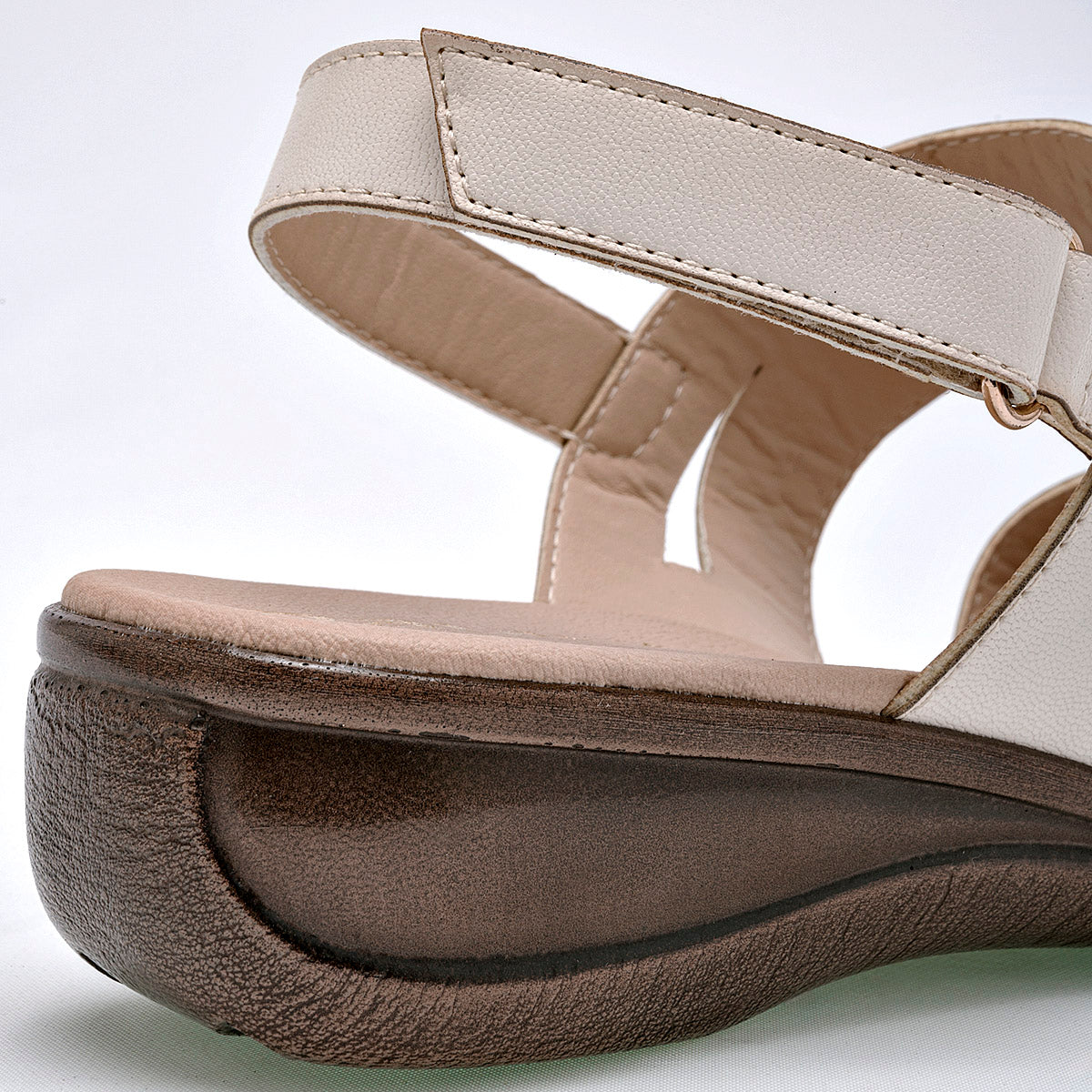 Sandalia Cuña Confort para mujer marca Paulie Beige cod. 126481