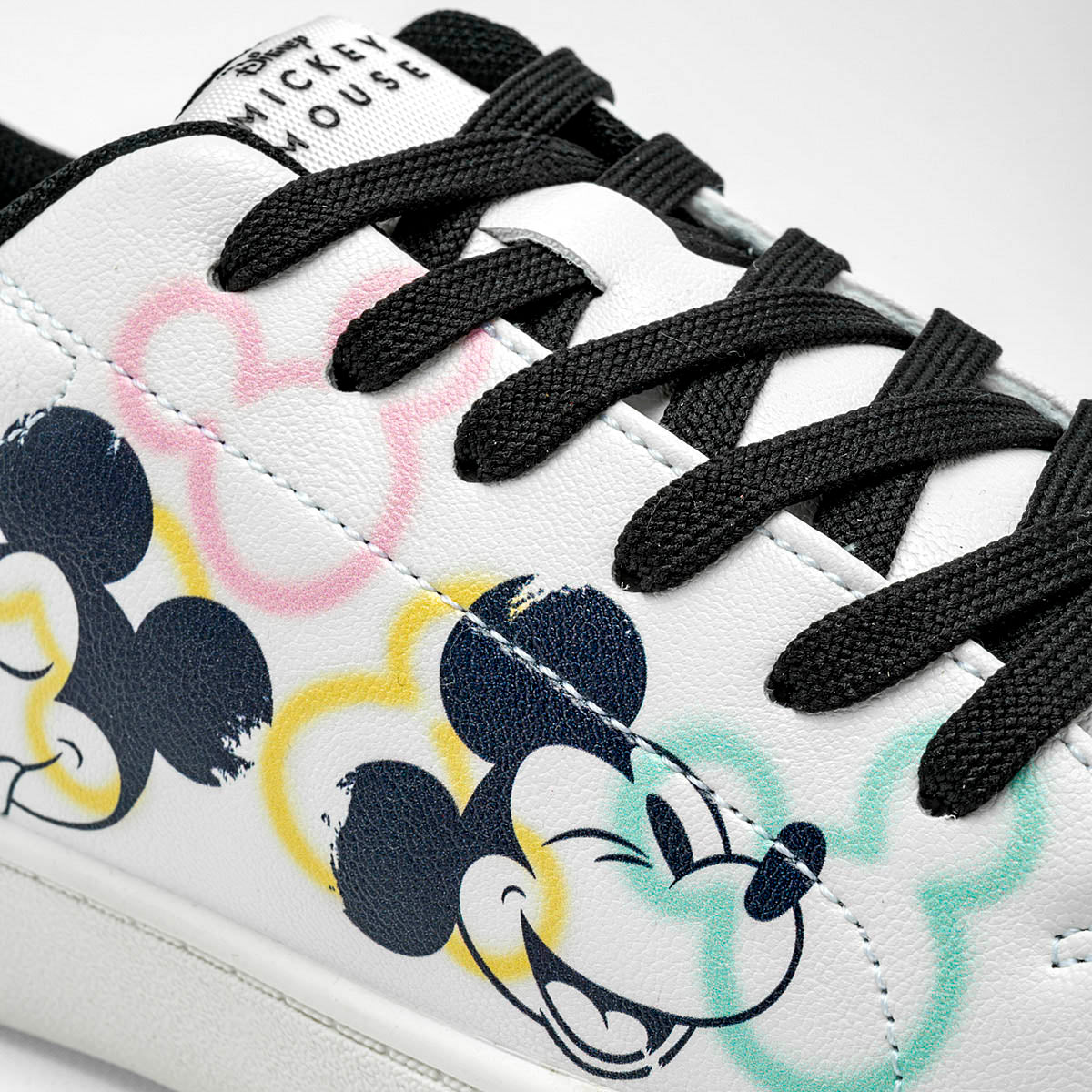 Tenis escolar para joven de Mickey Mouse marca Georgie Boy Blanco cod. 128217