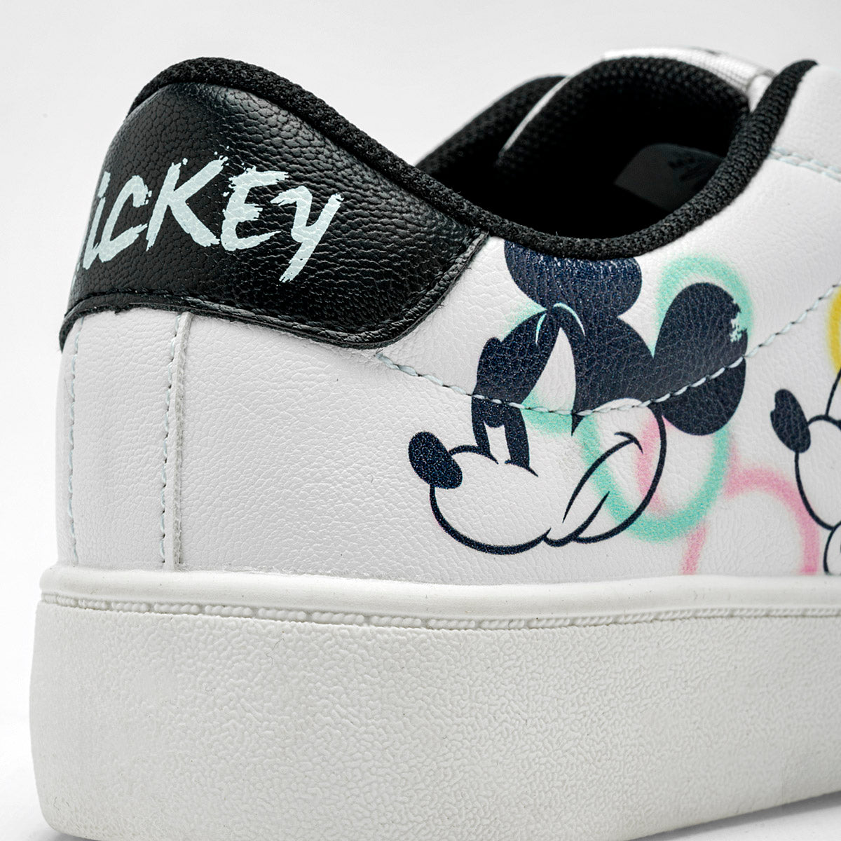 Tenis escolar para joven de Mickey Mouse marca Georgie Boy Blanco cod. 128217