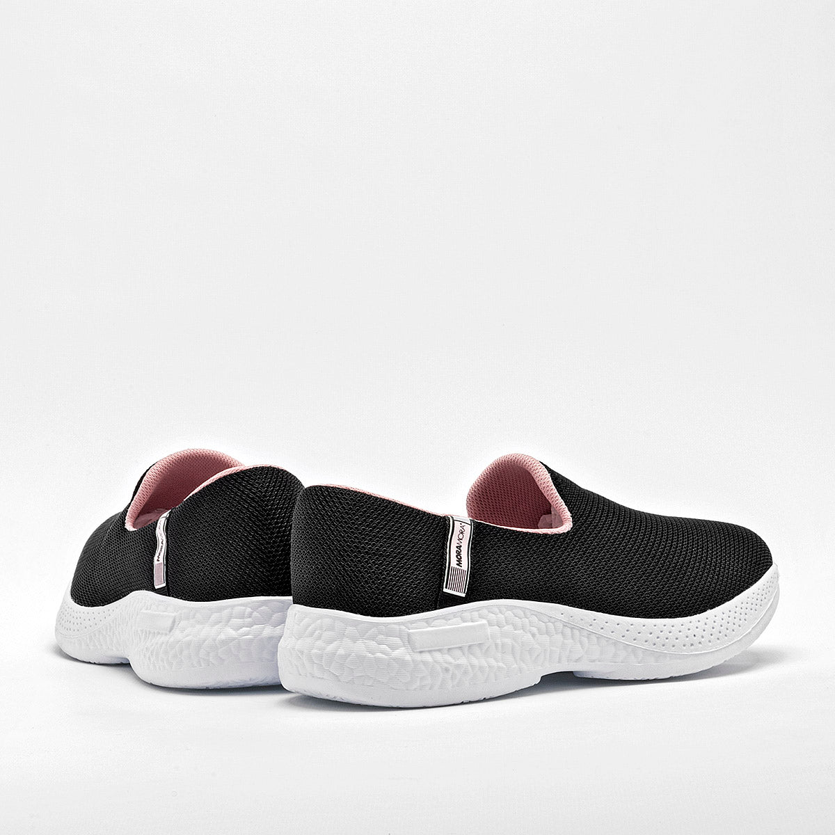 Tenis slip on para mujer marca Moramora Negro cod. 129706