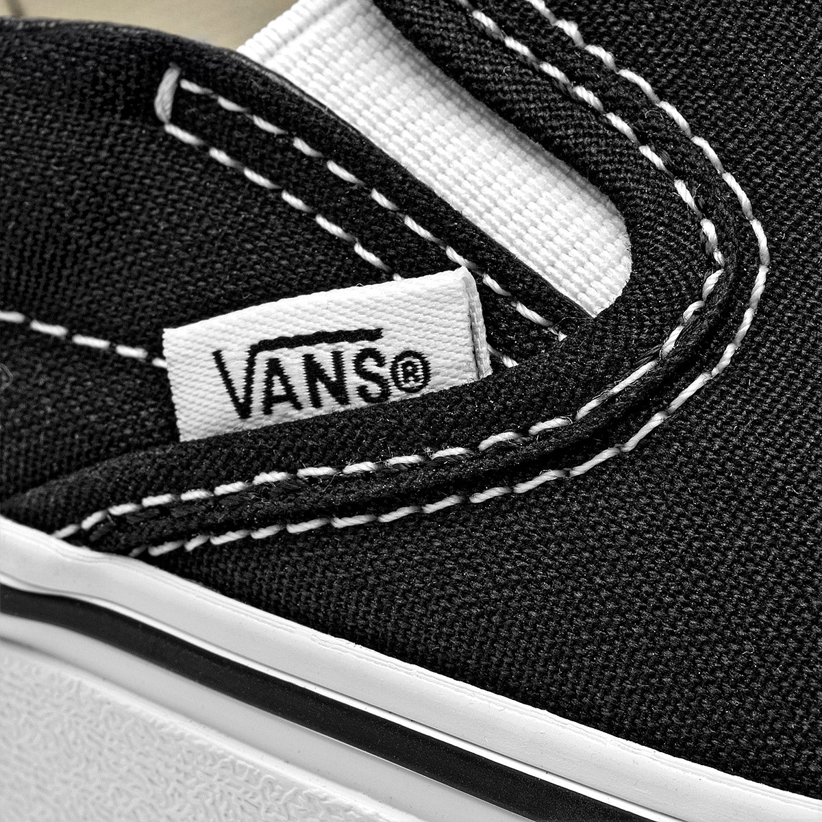Tenis UA Classic Slip-On Stackform Vans para Mujer