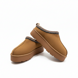 Zueco de plataforma con bordado marca dkch  color camel para mujer